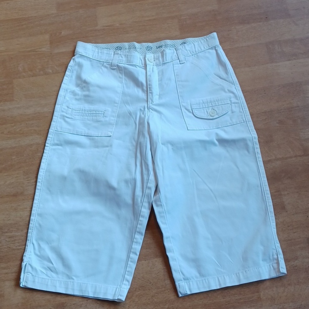 Lee shorts women's size 10 medium   white confort waistband.